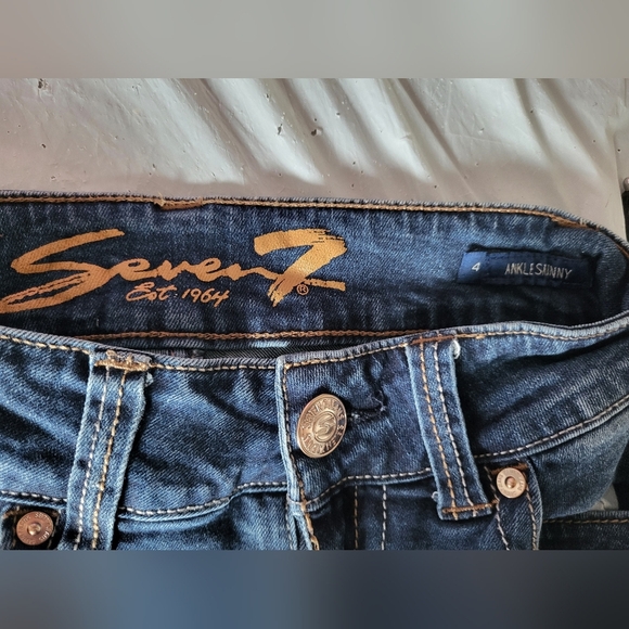 Seven7 Cropped Distressed Jeans in Blue, Size 4 (26x26) - Picture 5 of 8